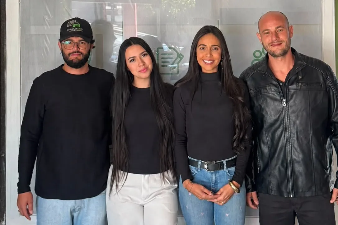 Equipe da Multa Livre reunida em frente ao escritório, em Belo Horizonte